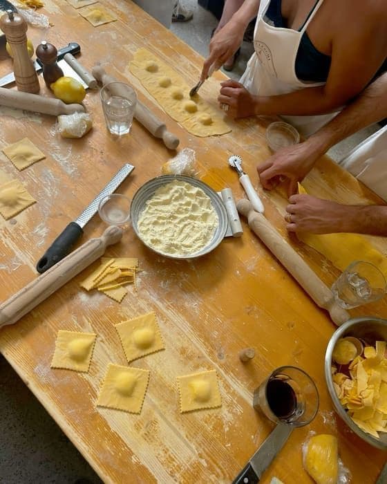 Clase de cocina: manos armando ravioles sobre la mesada