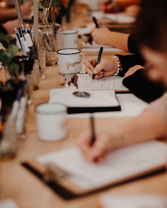 Taller de lettering: manos escribiendo a mano sobre papel