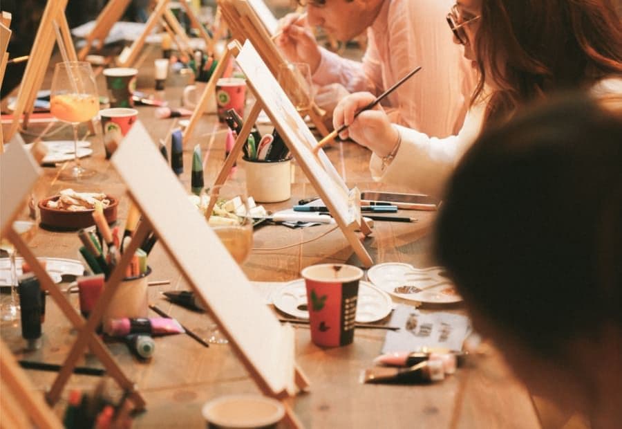 Una clase de pintura con varios alumnos trabajando